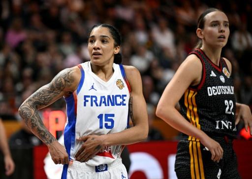 La capitaine française Gabby Williams (à gauche) en demi-finale de la coupe du monde de basket face à l'Allemagne, le 12 septembre 2026 à Berlin — Tobias SCHWARZ / AFP