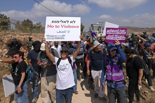 إسرائيل تعتقل مشتبها به في هجوم مستوطنين على قرية فلسطينية بالضفة الغربية