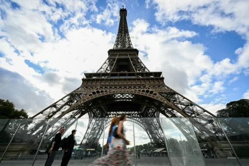 Reabre la Torre Eiffel tras una huelga contra la discriminación de su personal femenino