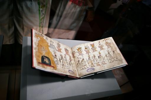 Le Codex Azcatitlan, un ancien manuscrit aztèque prêté par la France, est exposé au Musée national d'Anthropologie à Mexico, le 17 septembre 2026 — Carl de Souza / AFP