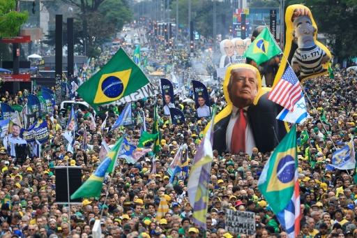 Flávio Bolsonaro critica Lula e Judiciário em ato na Paulista