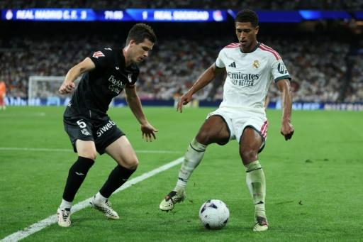 Jude Bellingham controla el balón ante Igor Zubeldia durante el partido liguero entre el Real Madrid y la Real Sociedad disputado el 26 de agosto de 2026 en el estadio Santiago Bernabéu — Thomas Coex / AFP