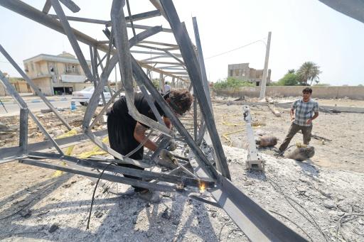 Trabajadores eliminan eñ 6 de septiembre de 2026 los restos de una torre de telecomunicaciones en la localidad iraní de Kuhestak, dañada en un bombardeo estadounidense — ATTA KENARE / AFP