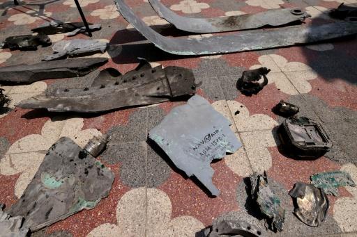 Piezas de esquirlas son mostradas a periodistas el 6 de septiembre de 2026 en la localidad iraní de Kuhestán, alcanzada por un bombardeo estadounidense — ATTA KENARE / AFP