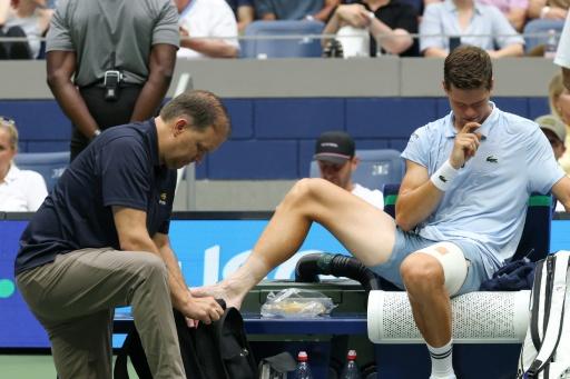 Alexander Blockx recibe atención médica durante la derrota en cuartos del US Open el 9 de septiembre de 2026 — TIMOTHY A. CLARY / AFP