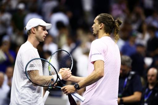 Alexander Zverev (derecha) es felicitado por Botic van de Zandschulp tras su victoria en cuartos del US Open el 9 de septiembre de 2026 — CHARLY TRIBALLEAU / AFP
