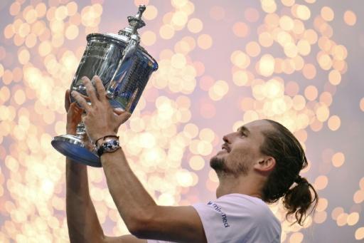 El tenista alemán Alexander Zverev levanta el trofeo de campeón del US Open tras derrotar al estadounidense Ben Shelton en la final, en Nueva York, el 13 de septiembre de 2026 — Angela Weiss / AFP