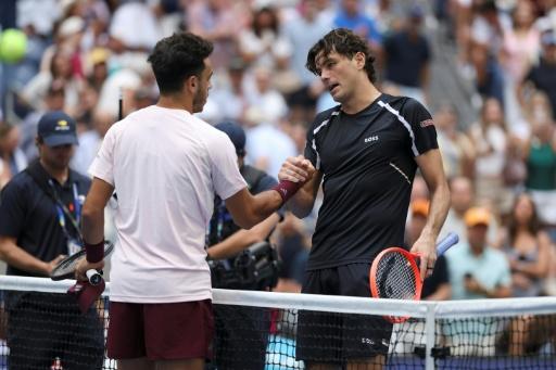 Taylor Fritz (derecha) felicita a Francisco Cerúndolo tras su derrota en el US Open el 5 de septiembre de 2026 — MATTHEW STOCKMAN