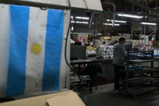 Trabalhador na fábrica de calçados Kioshi, em Esteban Echeverría, na província de Buenos Aires, Argentina, em 27 de agosto de 2026 — JUAN MABROMATA / AFP