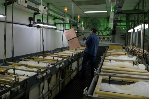 Trabalhador da fábrica de circuitos Ernesto Mayer S.A. em Florida, Argentina, em 27 de agosto de 2026 — JUAN MABROMATA / AFP