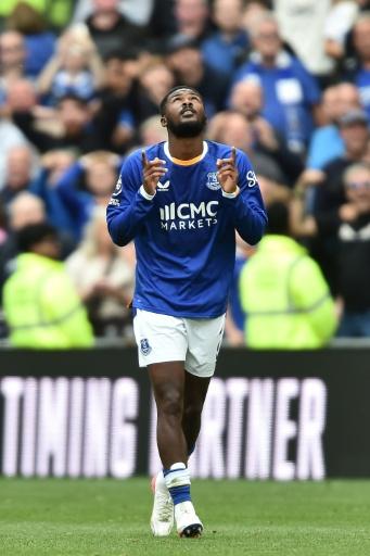 Ainsley Maitland-Niles auteur de l'égalisation d'Everton face à Manchester United à Liverpool, le 6 septembre 2026 — PETER POWELL / AFP