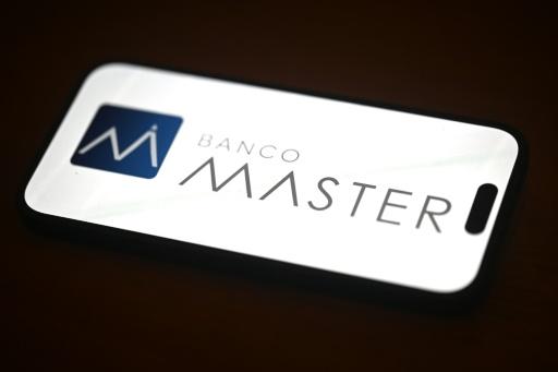 El logotipo del brasileño Banco Master en la pantalla de un teléfono móvil el 4 de marzo de 2026 en Río de Janeiro — Mauro Pimentel / AFP