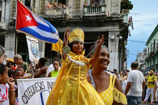 Cubanos buscam apoio em santos e orixás para enfrentar crise
