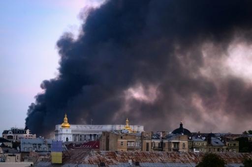 La fumée de frappes aériennes russes sur Kiev, le 8 septembre 2026 en Ukraine — Mladen ANTONOV / AFP