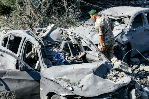 Un soldat inspecte des véhicules détruits sur le site d'une frappe aérienne israélienne nocturne contre le village de Kfar Remmane, dans le sud du Liban, le 7 septembre 2026 — MAHMOUD ZAYYAT / AFP