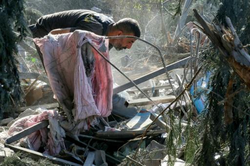 Un secouriste recherche des survivants dans les décombres après une frappe aérienne israélienne nocturne sur le village de Kfar Remmane, dans le sud du Liban, le 7 septembre 2026 — Mahmoud ZAYYAT / AFP