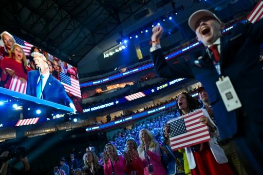 Asistentes reaccionan mientras el presidente estadounidense Donald Trump habla durante la Convención Nacional Republicana de las elecciones de mitad de mandato en el American Airlines Center en Dallas, Texas, el 9 de septiembre de 2026 — Kent NISHIMURA / AFP